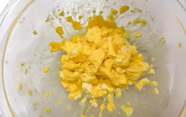 電子レンジで温めた玉子を…？　完成した料理に「その発想はなかった」