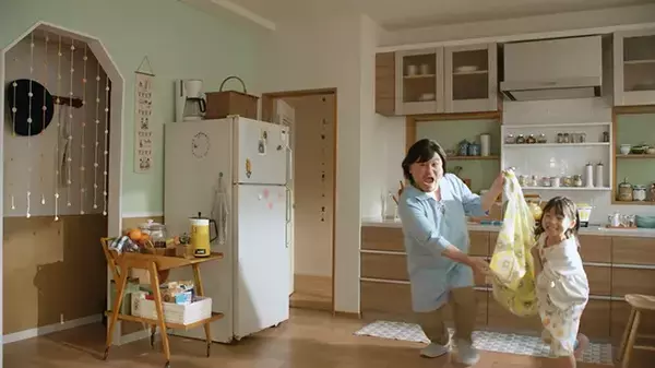 【SNSで大バズり】フジパン「日清さんのせいで…」ザコシの誇張オマージュCMで社内に緊張感