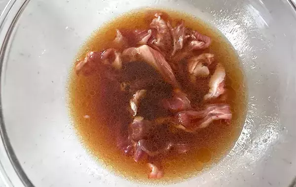 一人ランチにぴったり！　火も包丁もいらない、焼きそばの簡単アレンジ