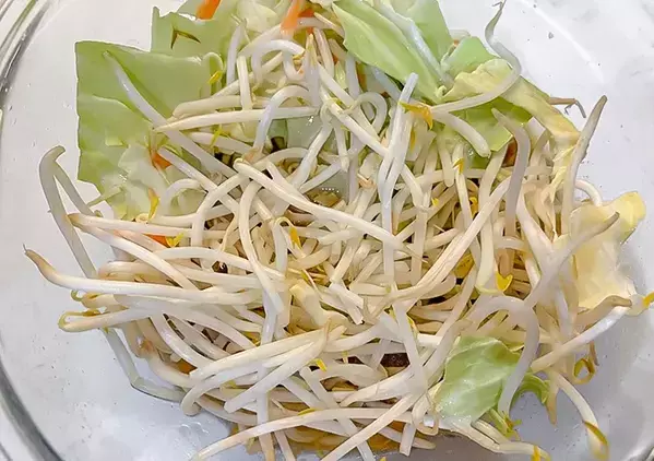 一人ランチにぴったり！　火も包丁もいらない、焼きそばの簡単アレンジ