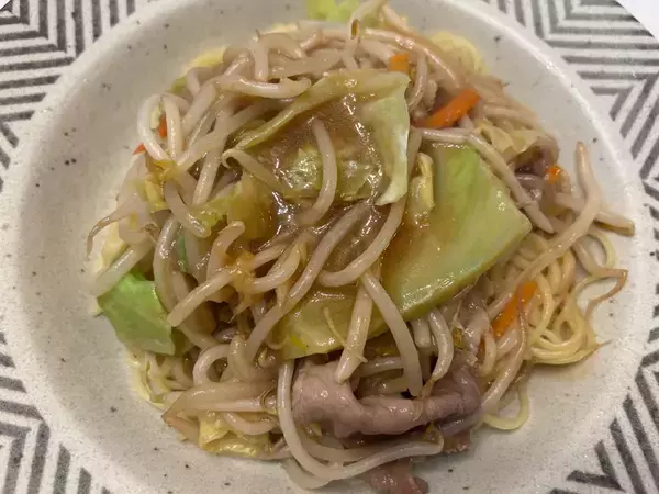 一人ランチにぴったり！　火も包丁もいらない、焼きそばの簡単アレンジ