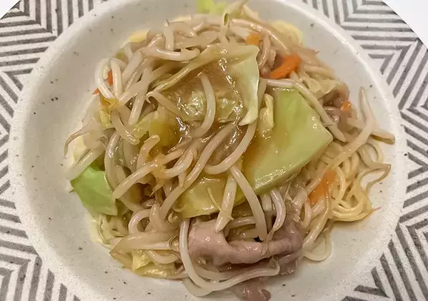 一人ランチにぴったり！　火も包丁もいらない、焼きそばの簡単アレンジ