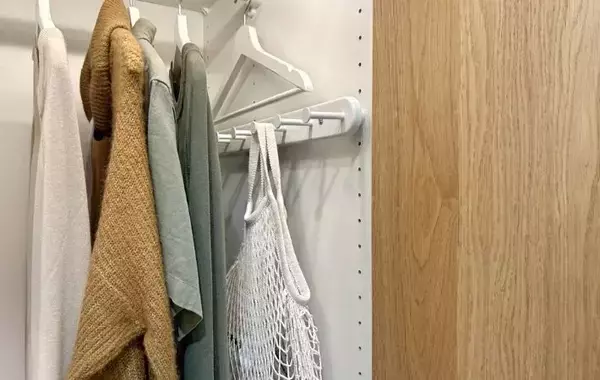 伸びやすいニットを救うハンガーの通し方とは？　工夫に「もっと早く知りたかった」【家事テク4選】