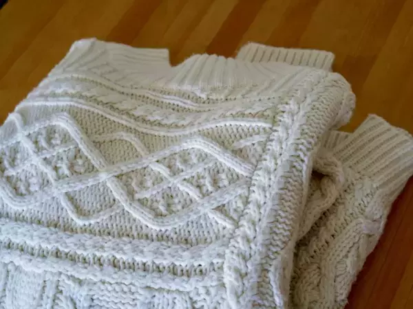 伸びやすいニットを救うハンガーの通し方とは？　工夫に「もっと早く知りたかった」【家事テク4選】