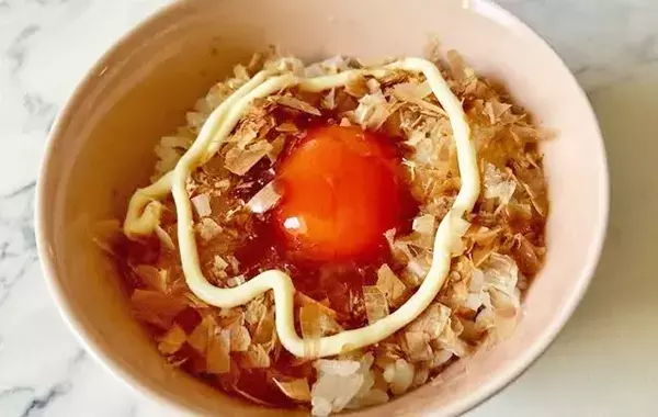 マヨラー大歓喜！　TKGの新定番『おかかマヨTKG』を食べてみたら…？