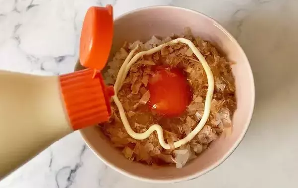 マヨラー大歓喜！　TKGの新定番『おかかマヨTKG』を食べてみたら…？