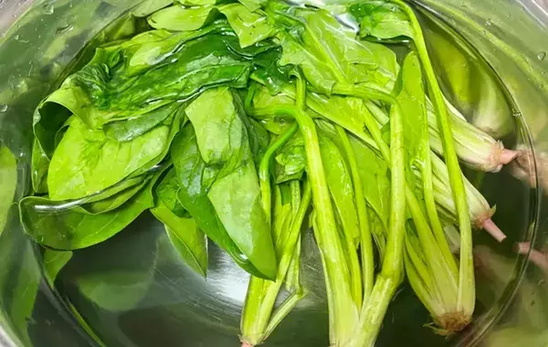 ほうれん草を豪快に！　味の素が紹介するスープレシピに小1息子が「もうないの？」