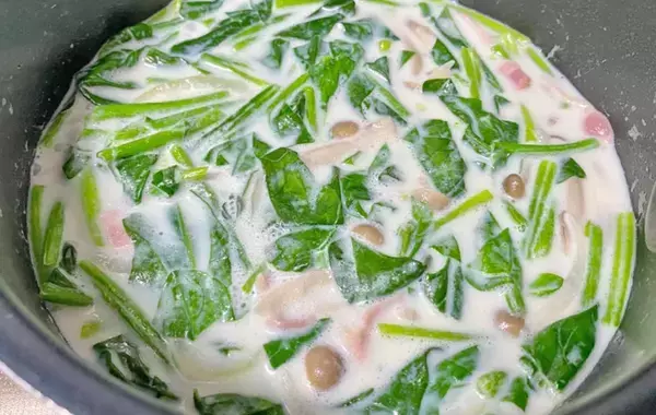 ほうれん草を豪快に！　味の素が紹介するスープレシピに小1息子が「もうないの？」