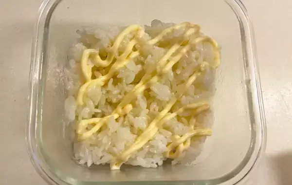 まさかの組み合わせに「たまらん…！」　チーズやマヨネーズと一緒に焼いたのは？