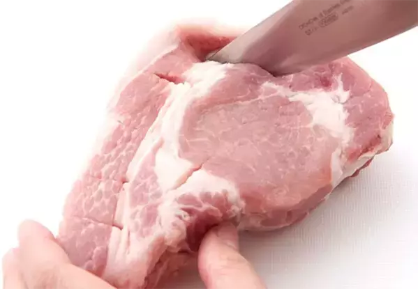 パック肉、そのまま焼いてない？　反らないコツを『日本ハム』がアドバイス