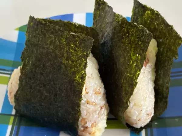 「まだ食べたいんだけど！」　子供がおかわりをせがむ『変わり種おにぎり』、具材に使ったのは？