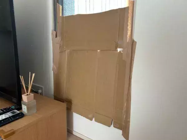 貧乏くさいけど効いた！　寝室の窓に『ダンボール』を貼ったら朝が別世界だった