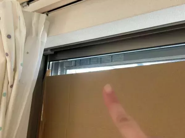 貧乏くさいけど効いた！　寝室の窓に『ダンボール』を貼ったら朝が別世界だった