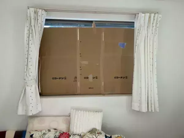 貧乏くさいけど効いた！　寝室の窓に『ダンボール』を貼ったら朝が別世界だった