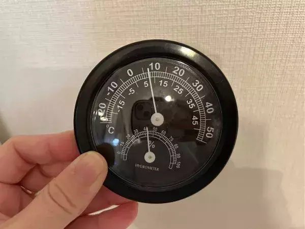 貧乏くさいけど効いた！　寝室の窓に『ダンボール』を貼ったら朝が別世界だった