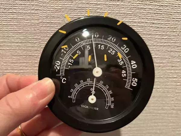 貧乏くさいけど効いた！　寝室の窓に『ダンボール』を貼ったら朝が別世界だった