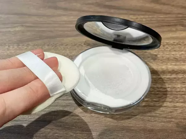 『フェイスパウダー』をつけるのは顔ではなく？　マスクによるメイク崩れを防止するアイディア