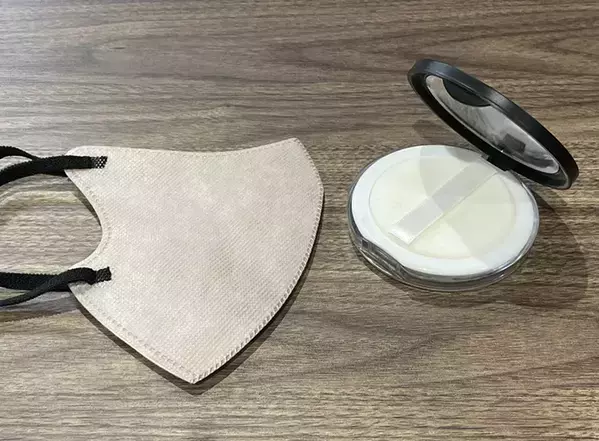 『フェイスパウダー』をつけるのは顔ではなく？　マスクによるメイク崩れを防止するアイディア