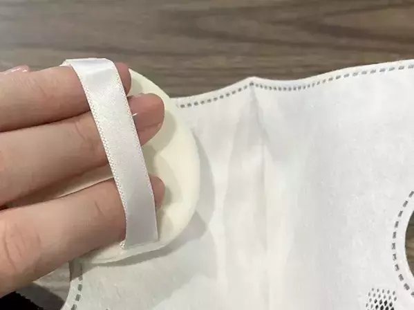 『フェイスパウダー』をつけるのは顔ではなく？　マスクによるメイク崩れを防止するアイディア