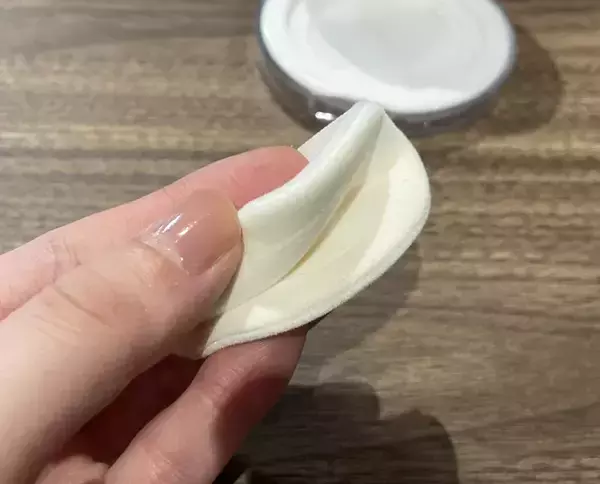 『フェイスパウダー』をつけるのは顔ではなく？　マスクによるメイク崩れを防止するアイディア