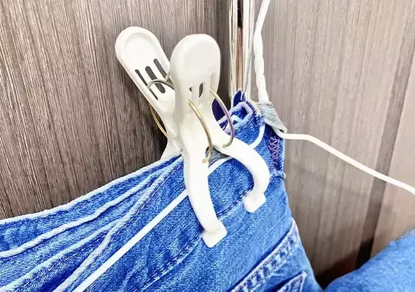 ハンガー＆大きな洗濯バサミを使ったら？　ジーンズ収納が快適になったワケ