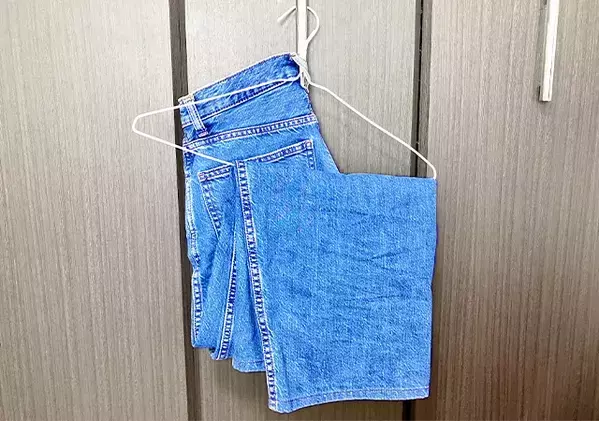 ハンガー＆大きな洗濯バサミを使ったら？　ジーンズ収納が快適になったワケ