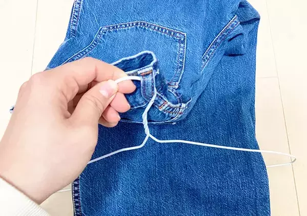 ハンガー＆大きな洗濯バサミを使ったら？　ジーンズ収納が快適になったワケ