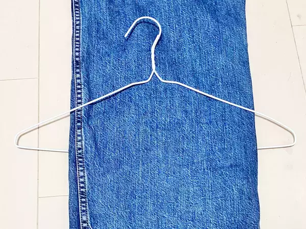 ハンガー＆大きな洗濯バサミを使ったら？　ジーンズ収納が快適になったワケ