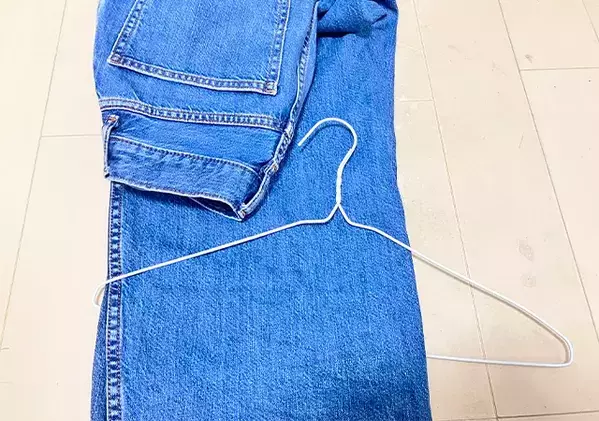 ハンガー＆大きな洗濯バサミを使ったら？　ジーンズ収納が快適になったワケ