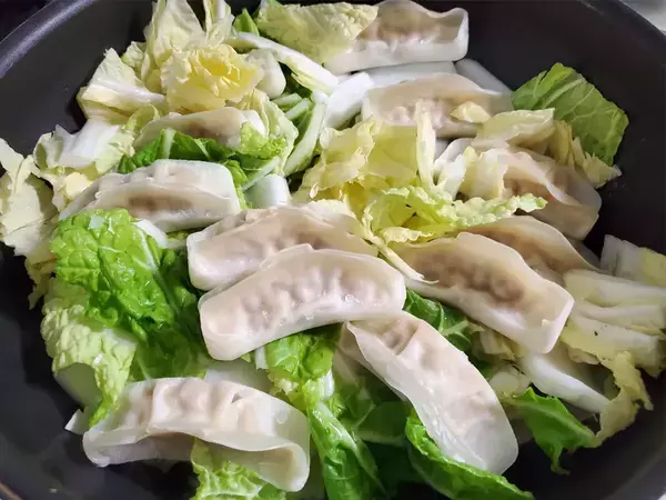 冷凍餃子をそのまま投入！　企業がすすめるアレンジレシピに「もうおかわりないの？」