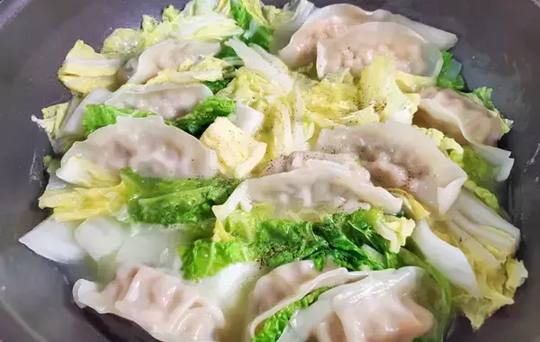冷凍餃子をそのまま投入！　企業がすすめるアレンジレシピに「もうおかわりないの？」