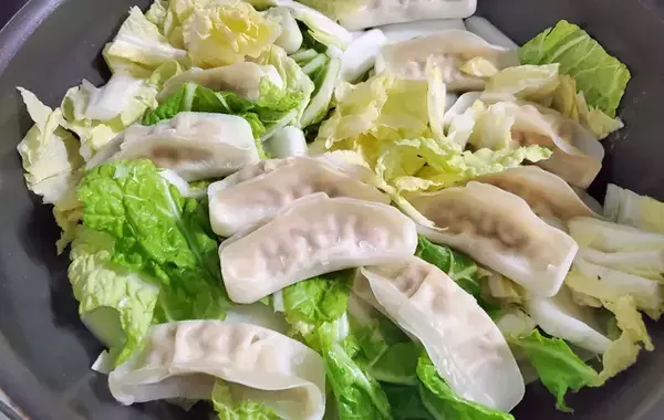 冷凍餃子をそのまま投入！　企業がすすめるアレンジレシピに「もうおかわりないの？」