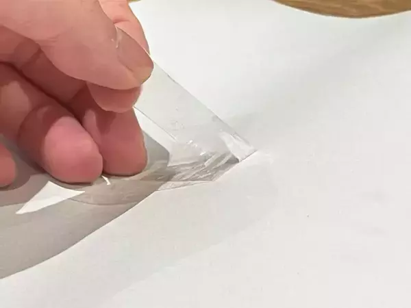 紙に貼りついたセロハンテープを剥がしたい…　裏技に挑戦してみた結果「これ大丈夫？」