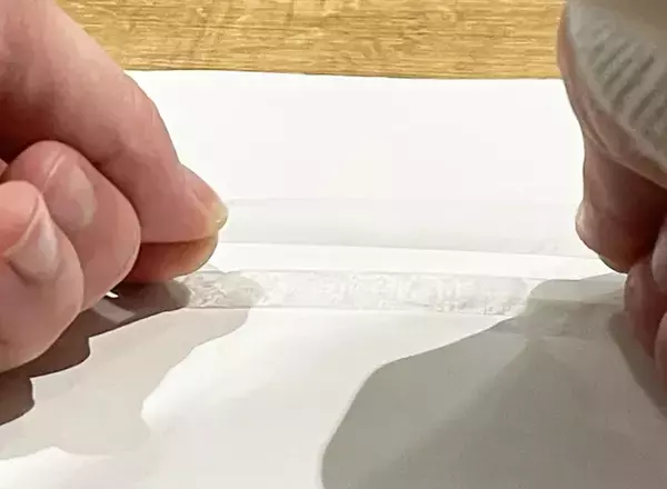 紙に貼りついたセロハンテープを剥がしたい…　裏技に挑戦してみた結果「これ大丈夫？」
