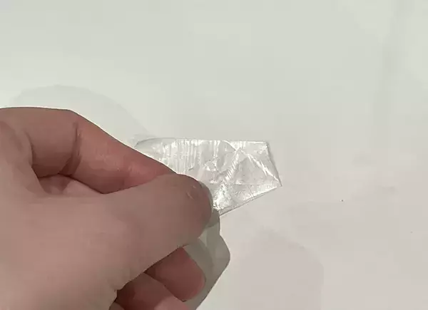 紙に貼りついたセロハンテープを剥がしたい…　裏技に挑戦してみた結果「これ大丈夫？」