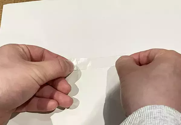 紙に貼りついたセロハンテープを剥がしたい…　裏技に挑戦してみた結果「これ大丈夫？」