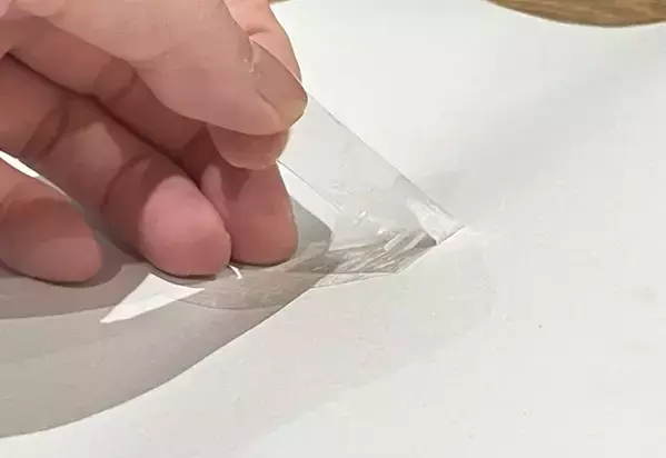 紙に貼りついたセロハンテープを剥がしたい…　裏技に挑戦してみた結果「これ大丈夫？」