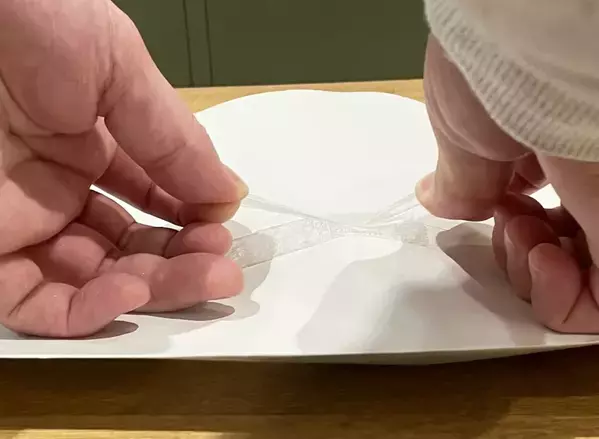 紙に貼りついたセロハンテープを剥がしたい…　裏技に挑戦してみた結果「これ大丈夫？」