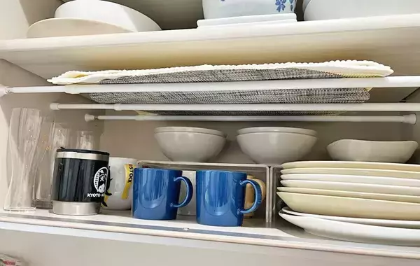 プロはつっぱり棒をこう使う！　狭いキッチンが快適になる「収納ワザ」