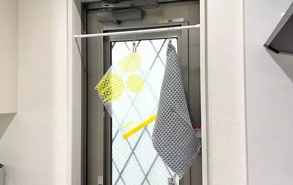 プロはつっぱり棒をこう使う！　狭いキッチンが快適になる「収納ワザ」