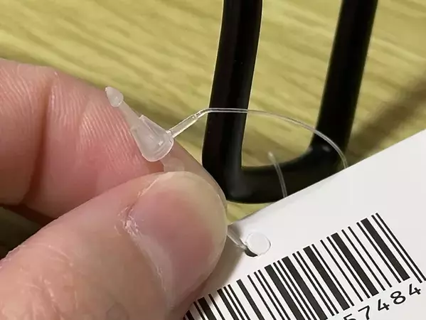 ハサミ不要！　タグを切る方法に「もっと早く知りたかった」