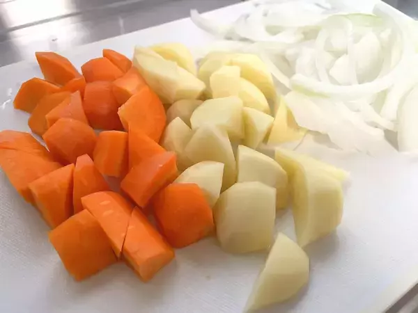 「1つずつ切るのはやめました」　野菜の下準備テクに「その手があったか」「賢すぎる」【調理テク4選】