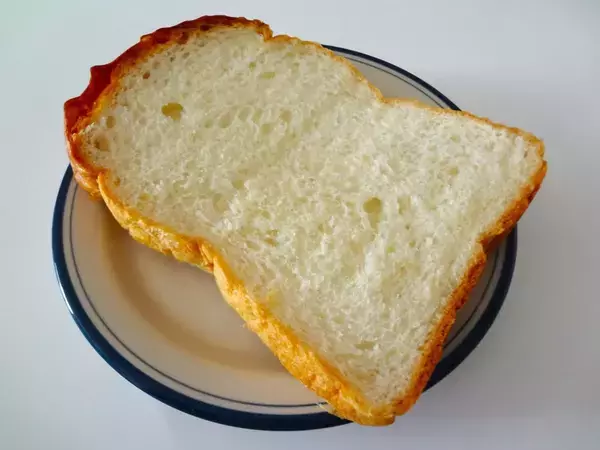 切り込みを入れて濡らすだけ？　トーストの焼き方に「ビックリ」「すばらしい発想」【パンの焼き方4選】