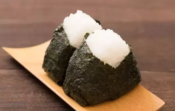 「おにぎりは握りません」　パタンと折るだけの作り方に「最高だった」「コレは助かる」【時短テク4選】