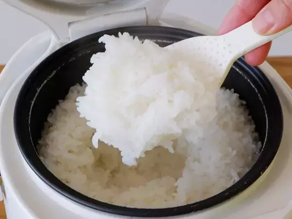 「おにぎりは握りません」　パタンと折るだけの作り方に「最高だった」「コレは助かる」【時短テク4選】