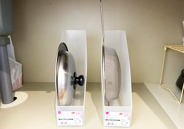 「これで十分じゃん！」　ダイソーの『ファイルスタンド』をシンク下で使うと…？