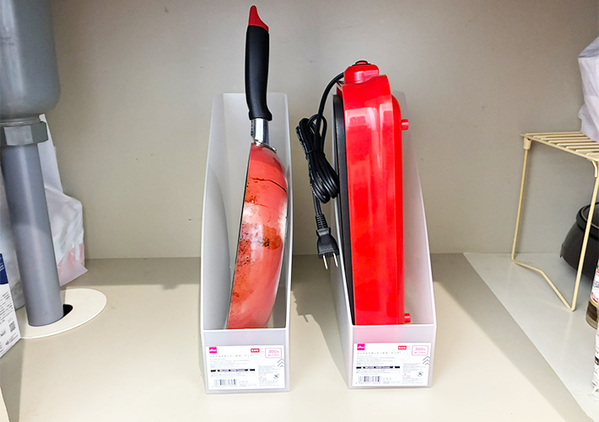 「これで十分じゃん！」　ダイソーの『ファイルスタンド』をシンク下で使うと…？