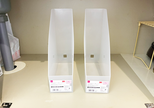 「これで十分じゃん！」　ダイソーの『ファイルスタンド』をシンク下で使うと…？