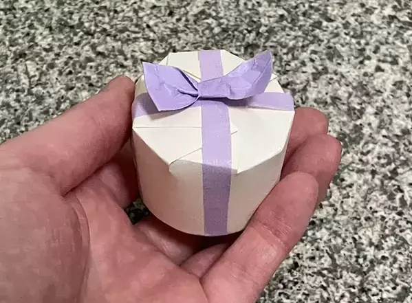 バレンタインのお菓子配りに大活躍　紙コップとマスキングテープで作る『プレゼントボックス』