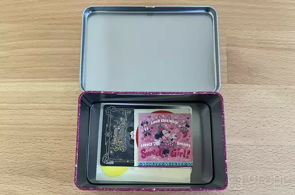 ディズニー土産を職場で配り終わったら…　缶のサイズが収納にぴったりだった！